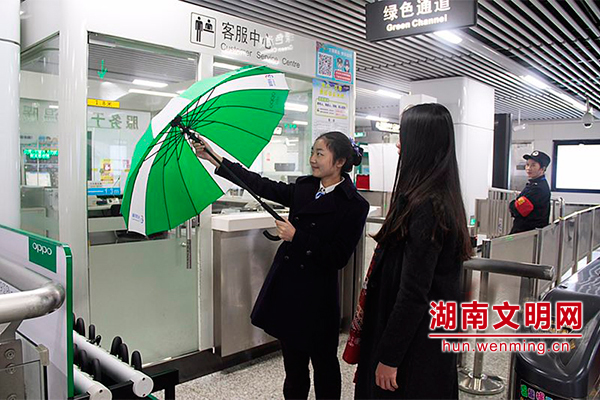 长沙地铁全线投放4000把爱心雨伞 市民可免费借用
