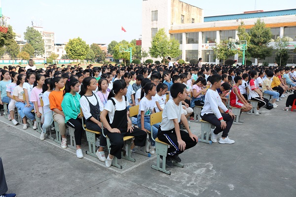 蓝山县民族中学召开新生入学教育总结会
