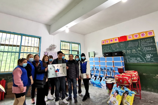 广东张杰星空音乐室为犁头小学捐赠音乐器材